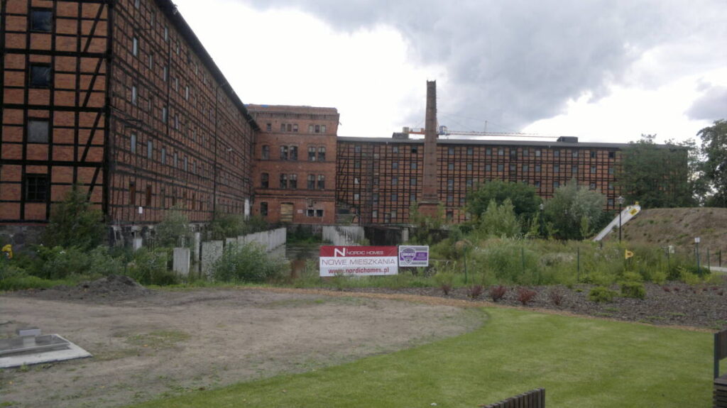 20110809028-1024x575